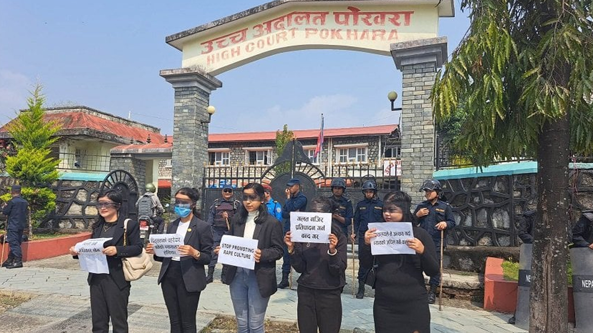 पल शाहलाई सफाइ दिएको विराेधमा उच्च अदालत पोखरामा प्रदर्शन